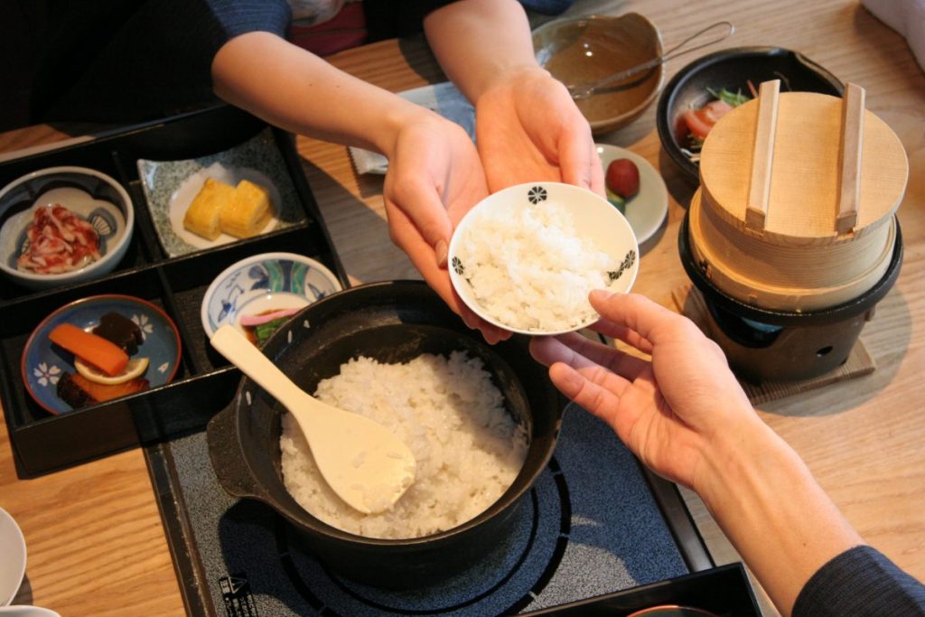 南部鉄器釜で炊きあげたツヤツヤのお米